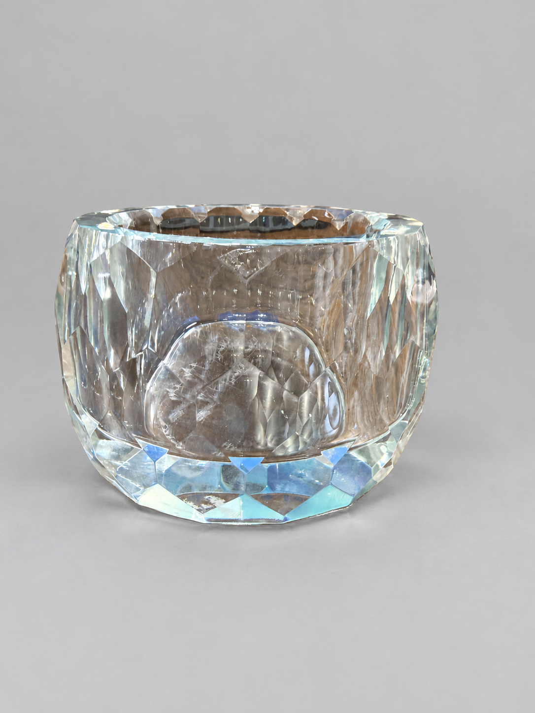 Front view of faceted resin container base